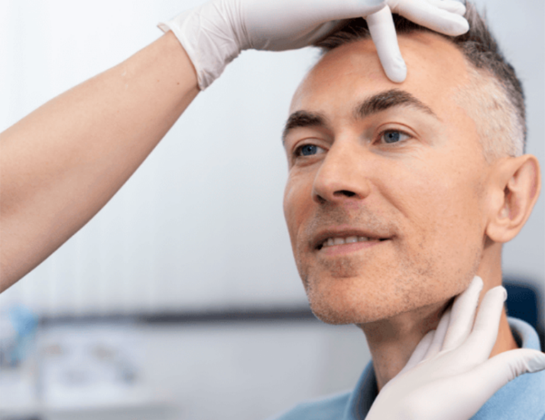 cerrar-manos-examinando-al-paciente